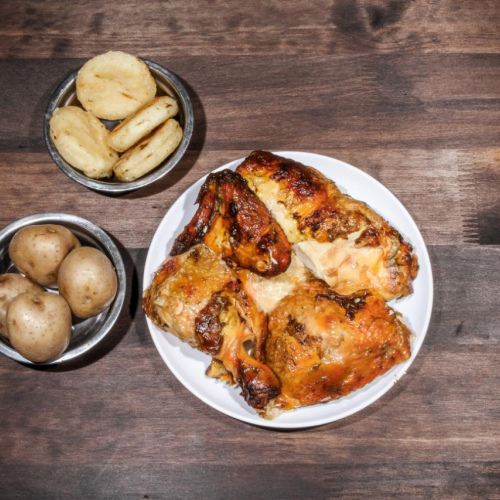 Medio pollo asado con papa y arepa