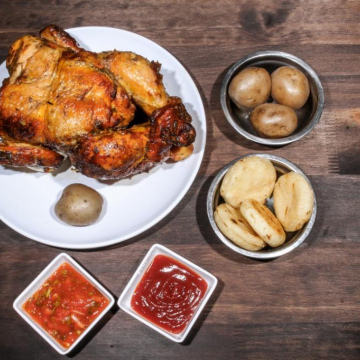 Pollo asado con papa y arepa
